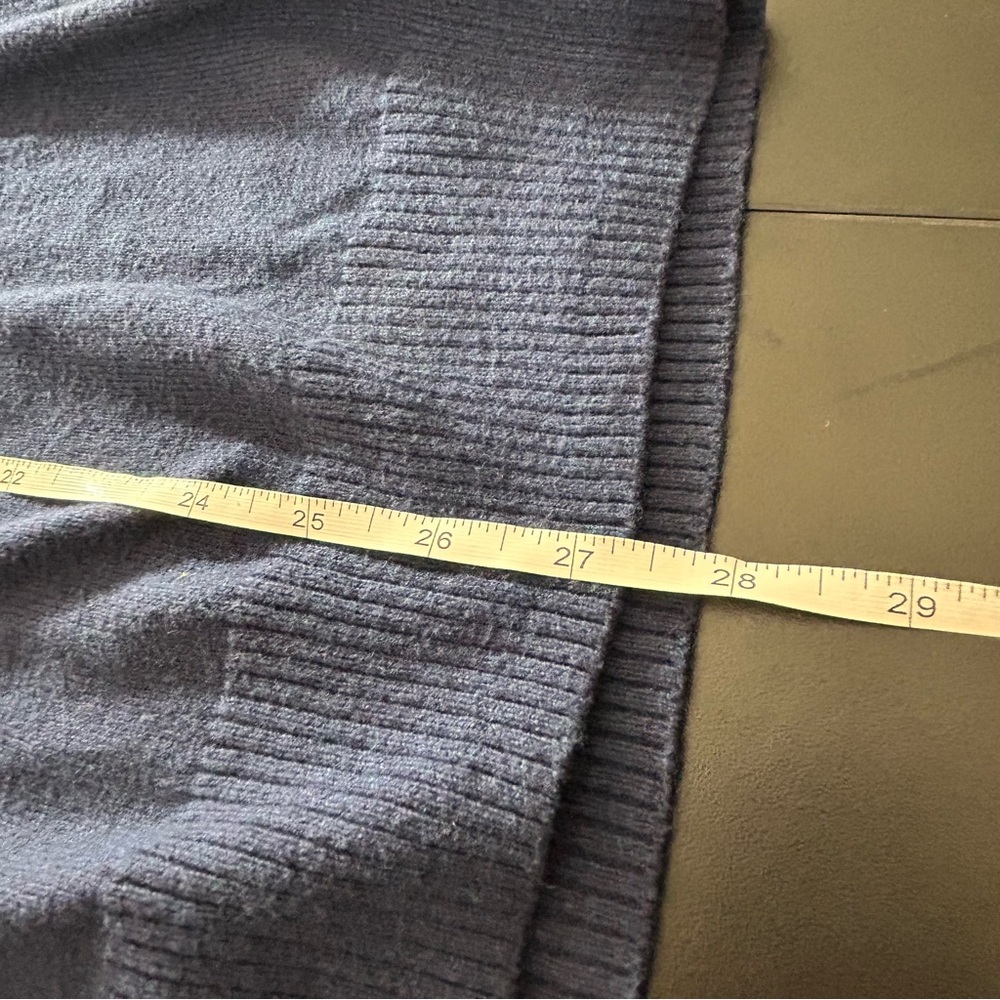 Hawker Rye Men's Deep Blue V-Neck Cotton Cashmere Sweater. Navy. Size Medium - Picture 7 of 7
